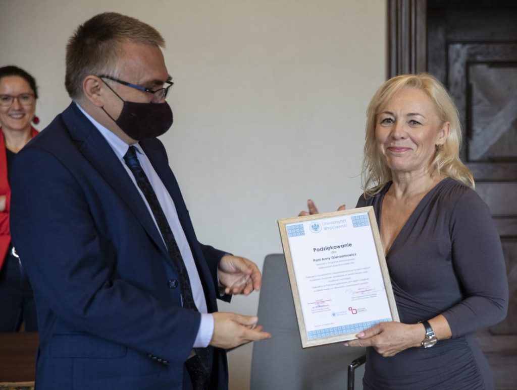 Rektor UWr wręcza podziękowanie Mentorce Annie Gierasimowicz