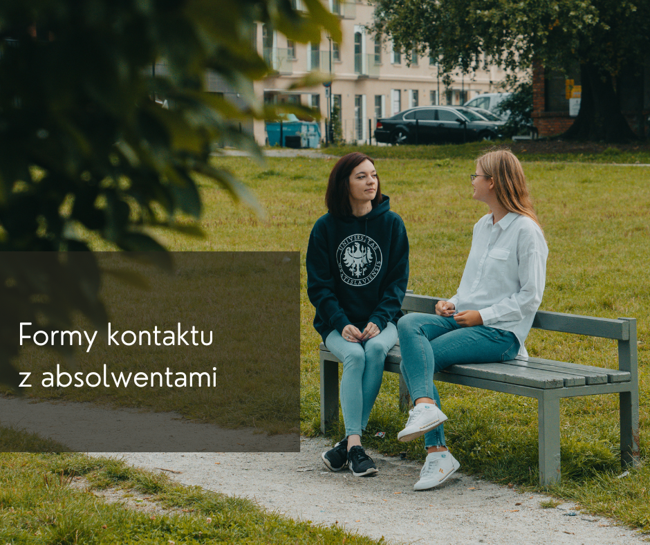 Dwie młode dziewczyny siedzą na ławce przed budynkiem Gmachu Główniego UWr.