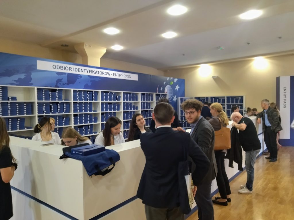 Recepcja Forum, gdzie praktykanci wydają materiały promocyjne dla uczestników forum