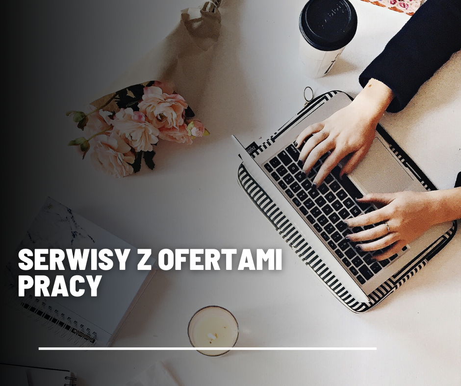 Widoczne kobiece dłonie, które piszą na klawiaturze laptopa. Obok laptopa na biurku stoi kubek z kawą, kwiaty, notatnik