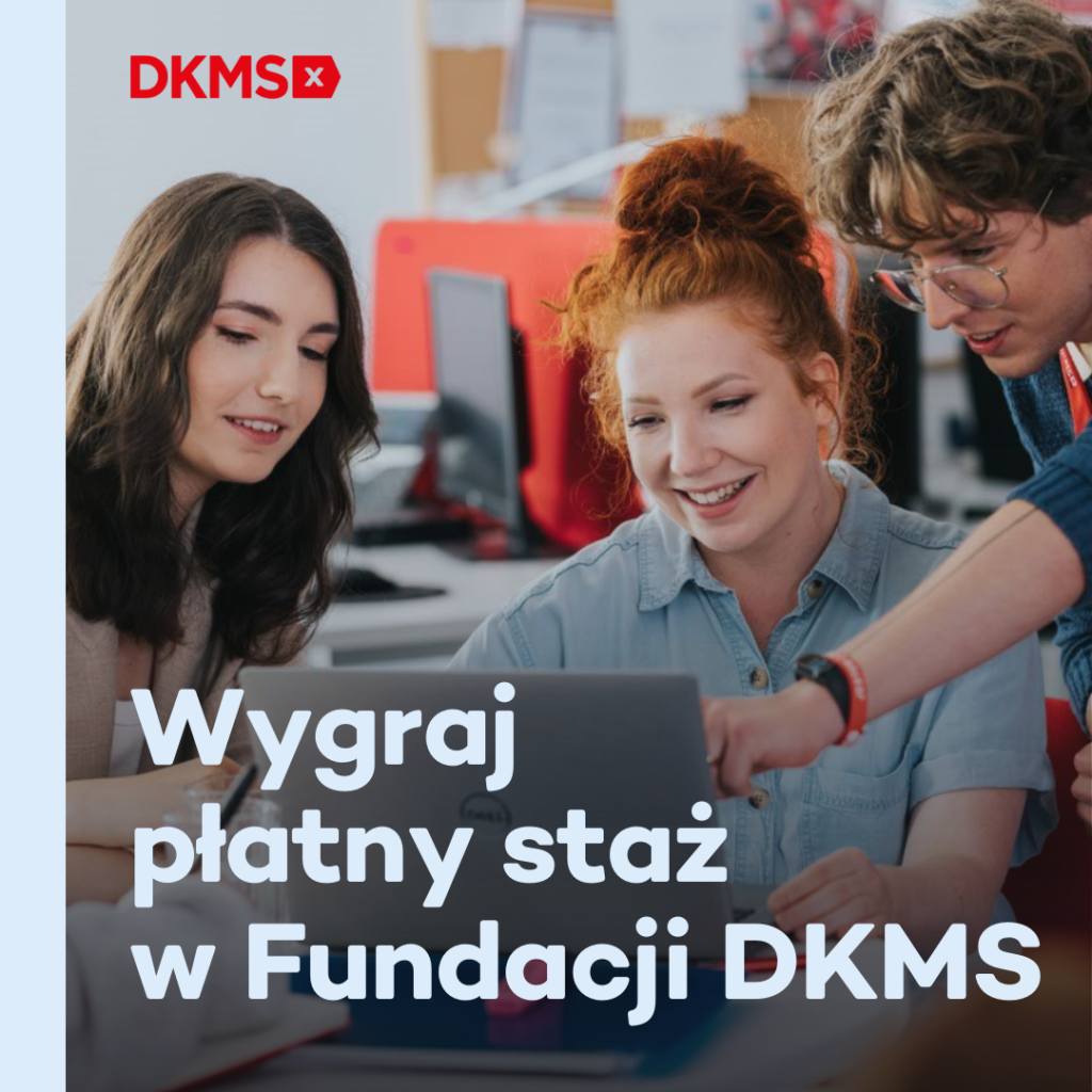 Dwie dziewczyny i chłopak spoglądają w ekran laptopa. Na plakacie znajduje się też tekst: "Wygraj płatny staż w Fundacji DKMS".
