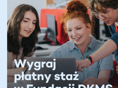 Dwie dziewczyny i chłopak spoglądają w ekran laptopa. Na plakacie znajduje się też tekst: "Wygraj płatny staż w Fundacji DKMS".