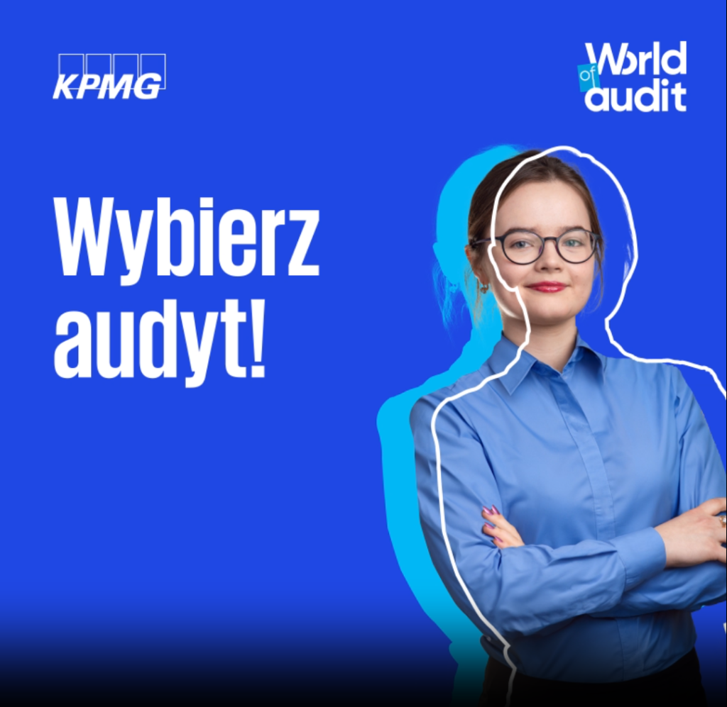KPMG. Wybierz audyt! World of Audit. Dziewczyna w niebieskiej koszuli z założonymi rękami, spięte włosy, w okulrach, uśmiechnięta. Dziewczyna na niebieskim tle.