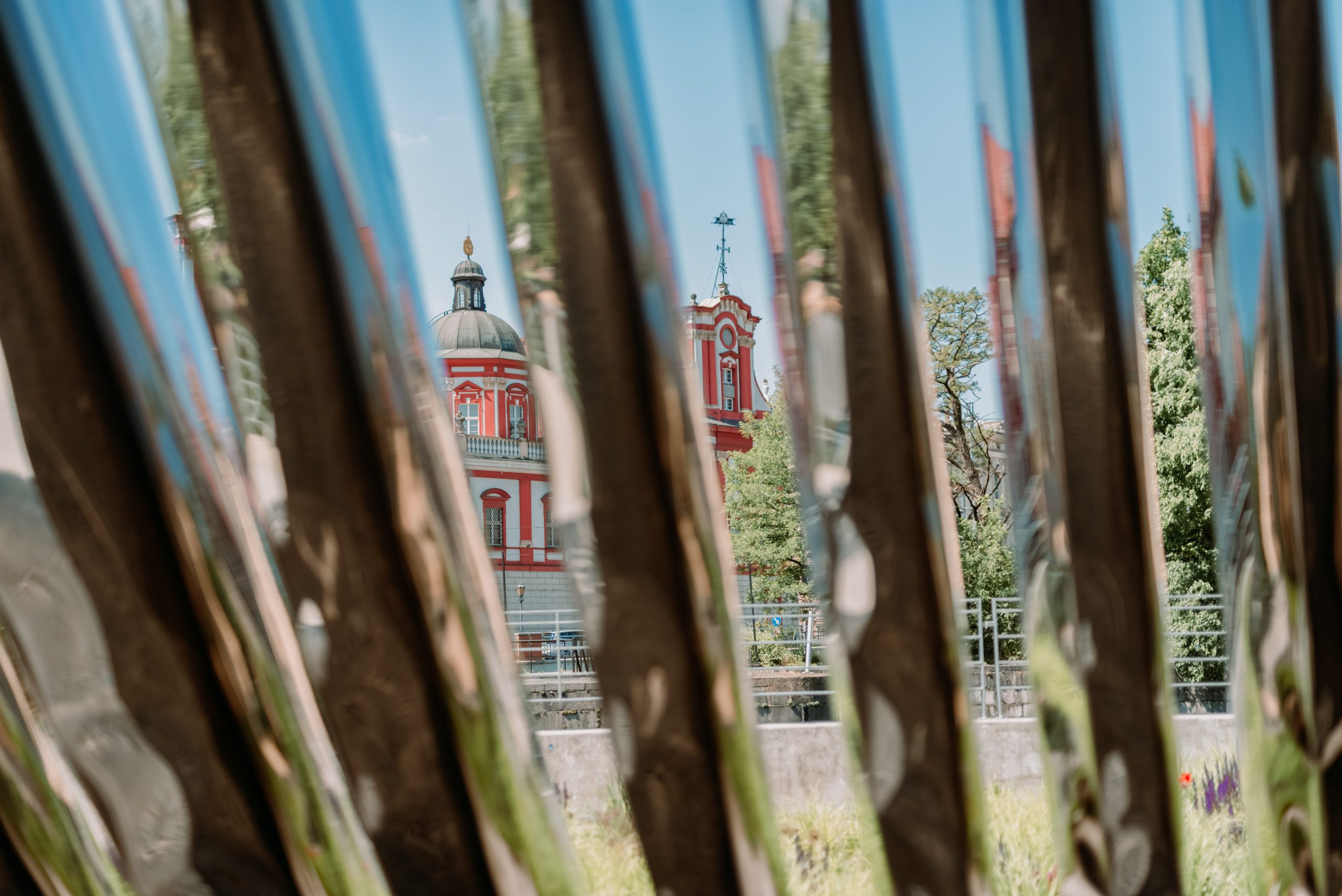 Budynek Ossolineum widziany poprzez rzeźbę na pobliskiej wyspie