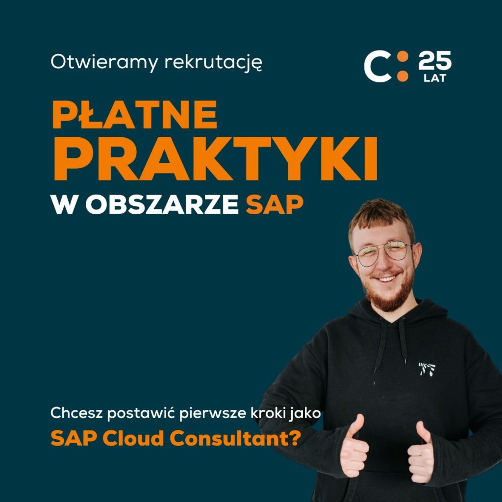 Uśmiechniety młody człowiek w ciemnej bluzie i okularach z kciukami uniesionymi w górę, a nad nim napis Płatne praktyki w obszarza SAP