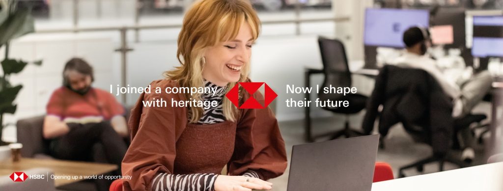 zdjęcie podstawia młodą uśmiechniętą kobietę i promuje event firmy HSBC