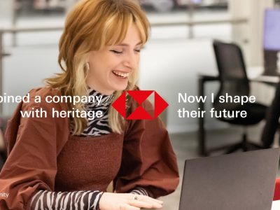 zdjęcie podstawia młodą uśmiechniętą kobietę i promuje event