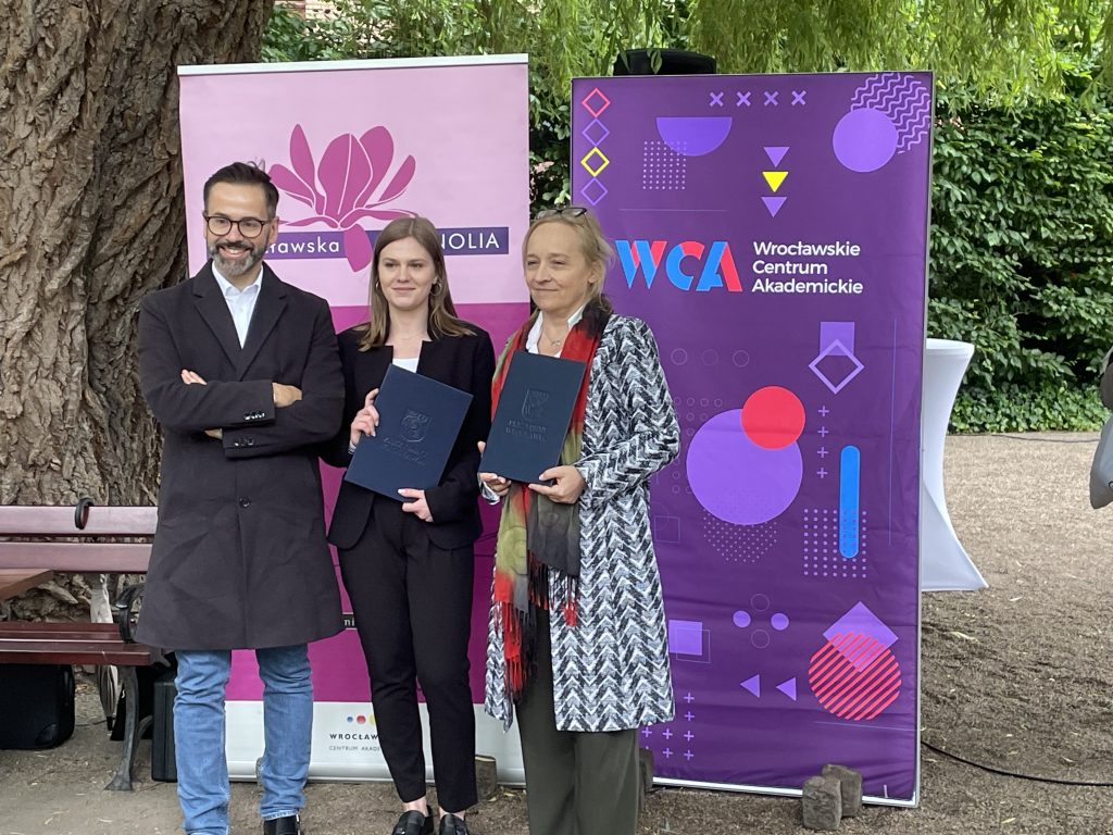 Absolwentka UWr pozuje wraz z nagrodą z konkursu Wrocławska Magnolia