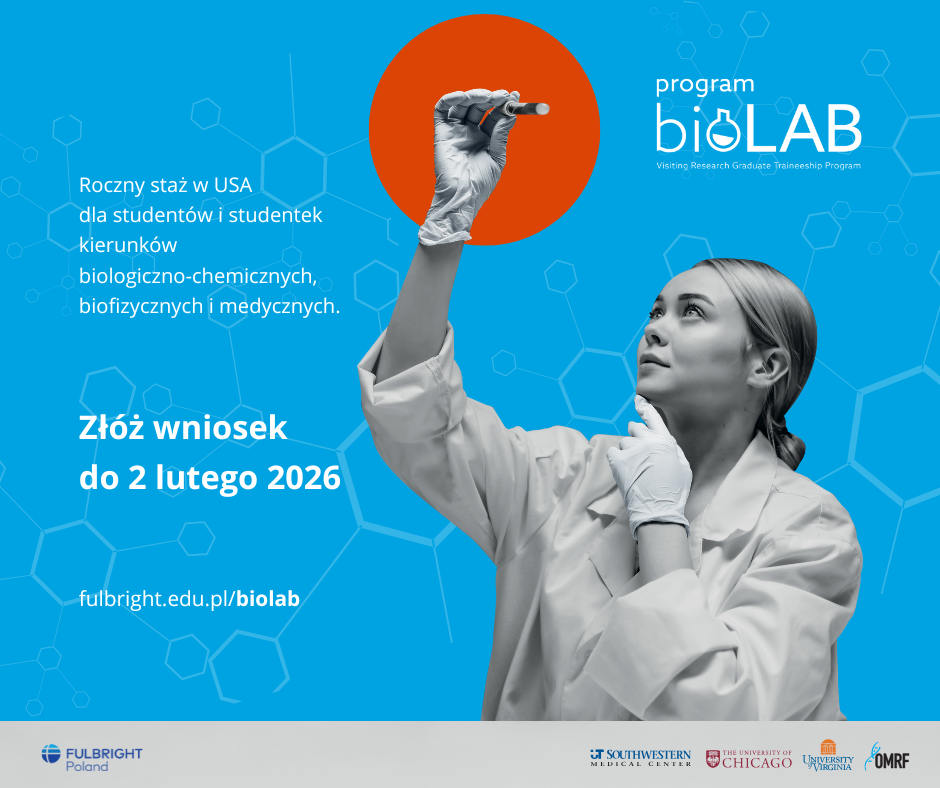 Studentka w fartuchu patrzy na próbkę. za nią niebieskie tło. Napis informujący o starcie naboru do programu stażowego BioLAB