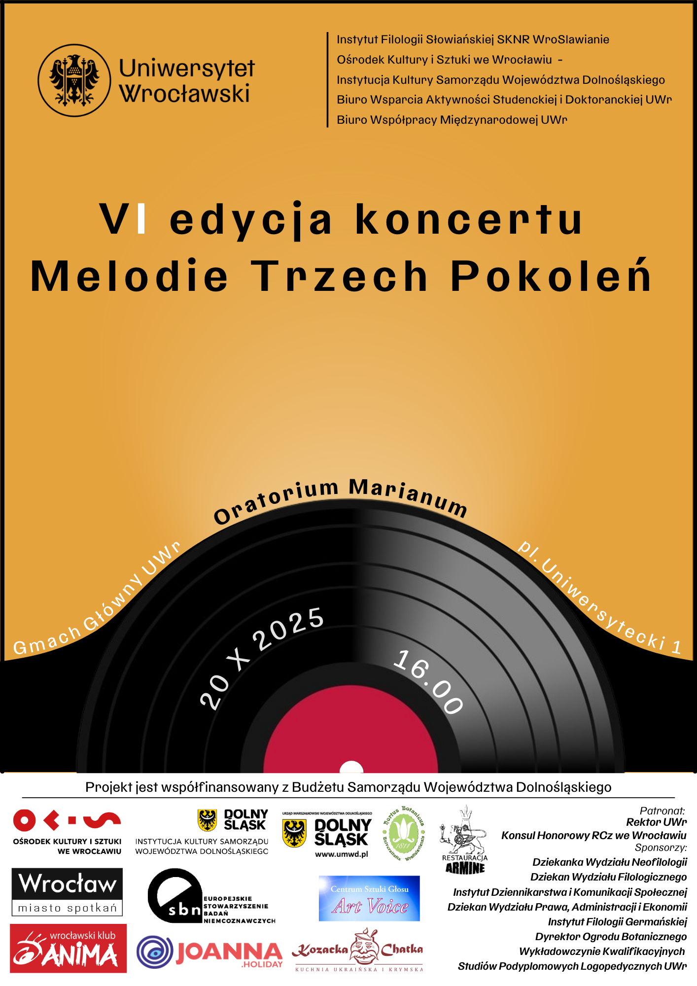 Plakat promujący koncert Muzyka Trzech Pokoleń. Na plakacie logo Uniwersytetu Wrocławskiego, musztardowe tło i na dole pół czarnej płyty winylowej z czerwonym środkiem tworzącej pagórek u dołu plakatu.