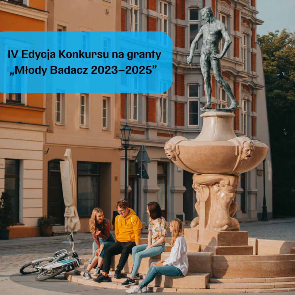 zdjęcie na którym czworo studentów siedzi na brzegu fontanny z szermierzem. na górze napis: IV edycja konkursu Młody Badacz 2023-2025