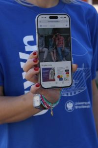 Zdjęcie osoby trzymającej telefon