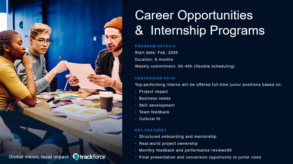 Grupa ludzi siedząca przy stole i pracujące z uśmiechami na twarzy