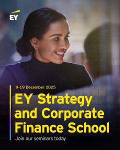 Kobieta w czarnym golfie z czarnymi włosami, uśmiecha się patrząc w prawo. Na dole napis: EY startegy and corporate Finance School