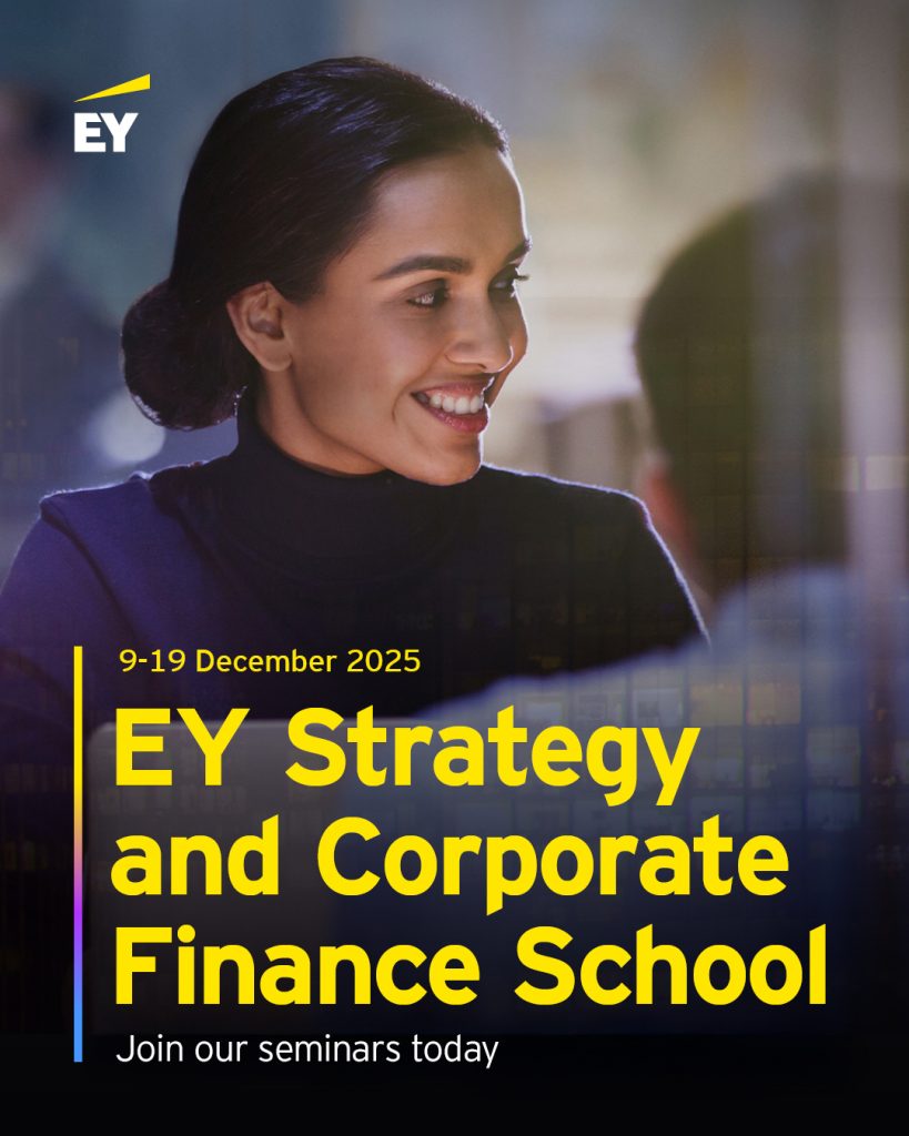 Kobieta w czarnym golfie z czarnymi włosami, uśmiecha się patrząc w prawo. Na dole napis: EY startegy and corporate Finance School