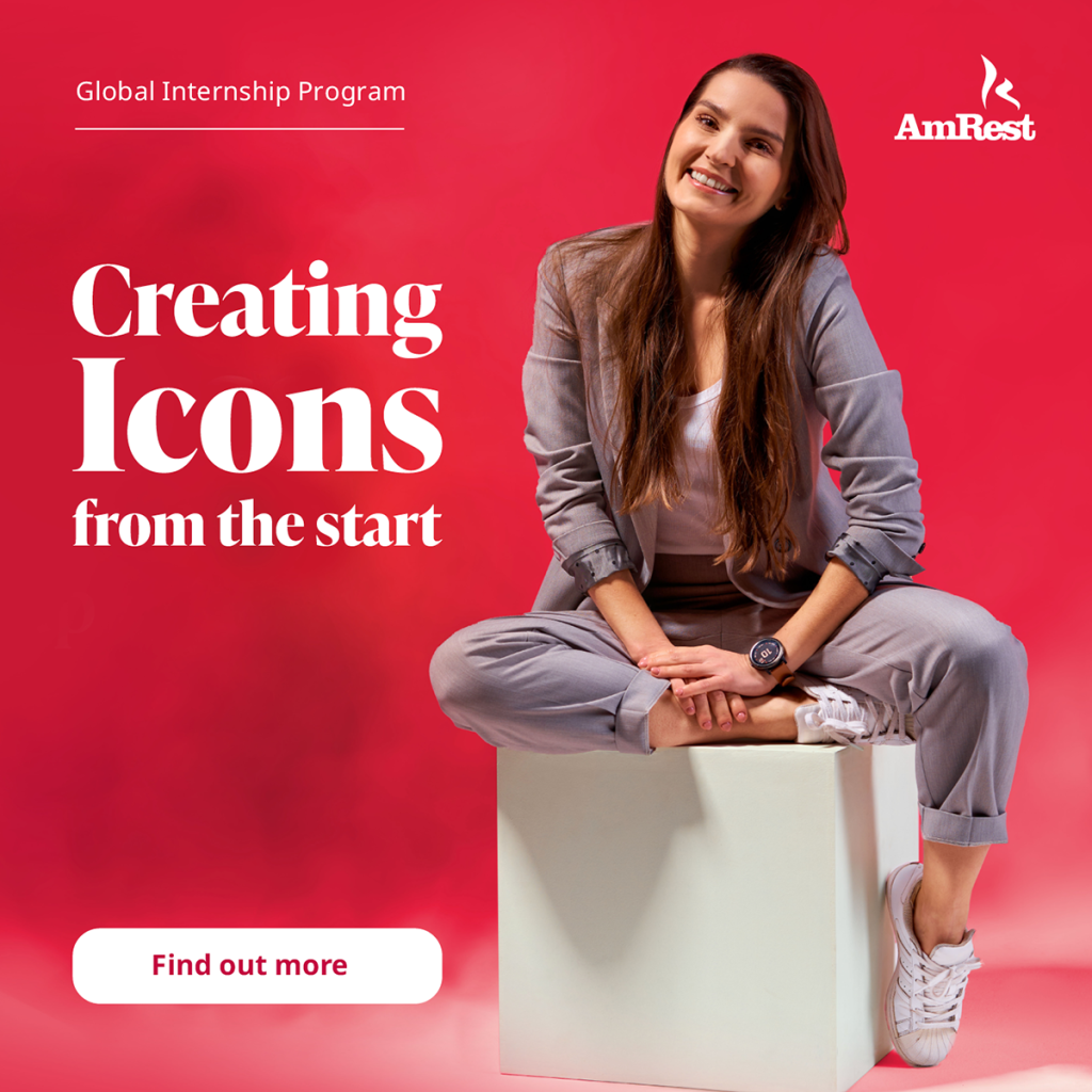 Młoda kobieta w szarym garniturze siedzi na białej kostce, za nią czerwone tło a na nim napis: Creating Icons i logo firmy amrest