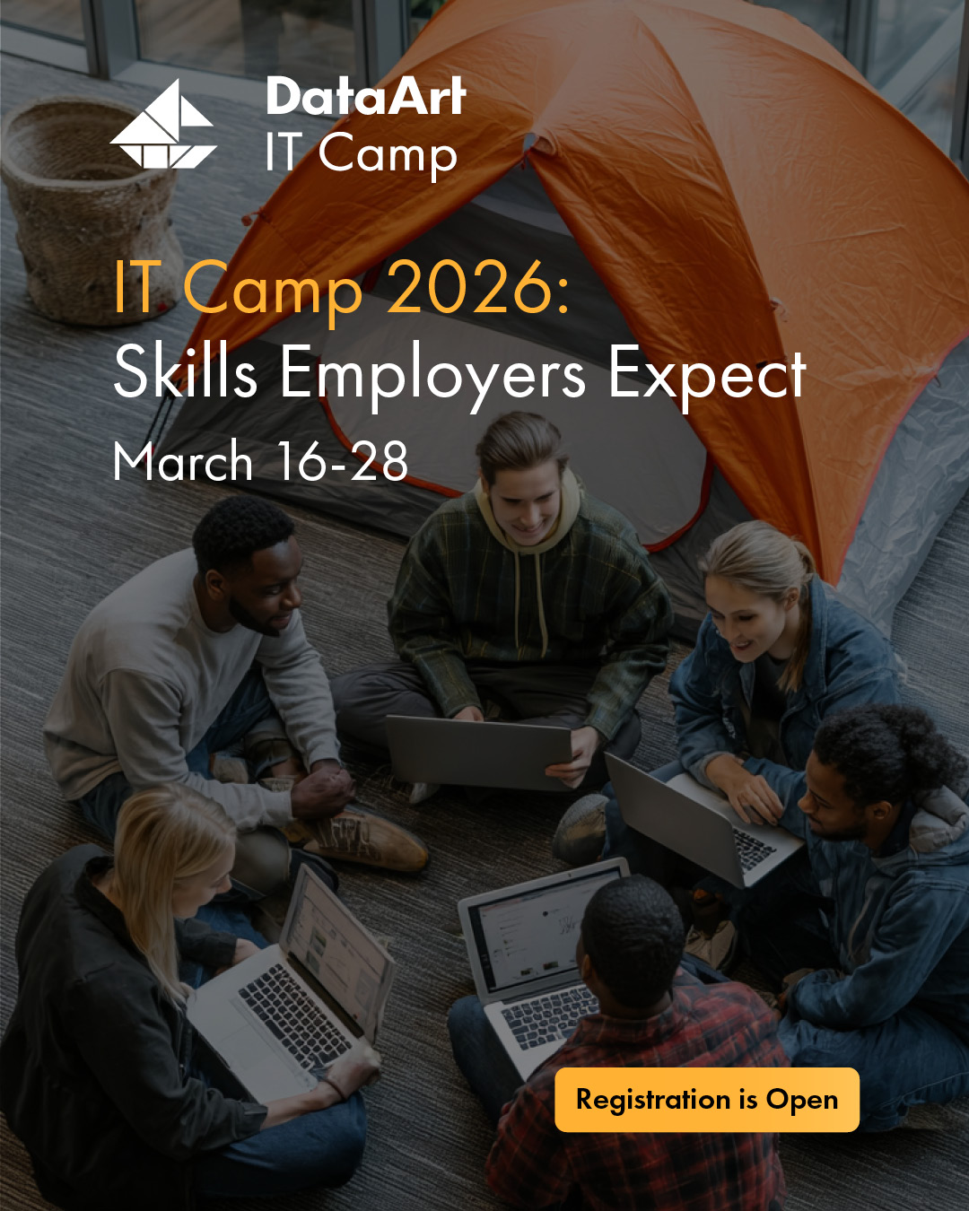 Ludzie siedzący w biurze na wykładzinie za nimi stoi namiot a oni siedzą w kręgu z laptopami. na górze napis: IT Camp 2026: Skills Employers Expect