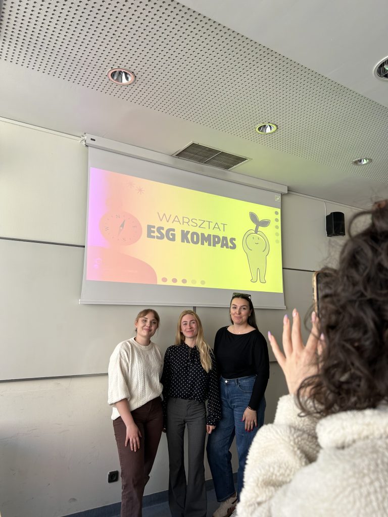 trzy kobiety pozują pod prezentacją z napisem Kompas ESG