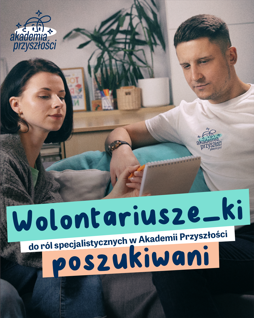 Kobieta i mężczyzna wspólnie patrzą na komputer siedząc na kanapie