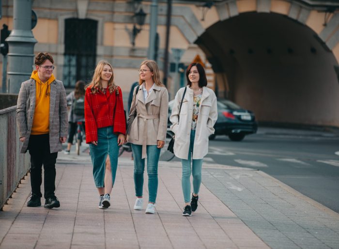 Czworo młodych ludzi idzie